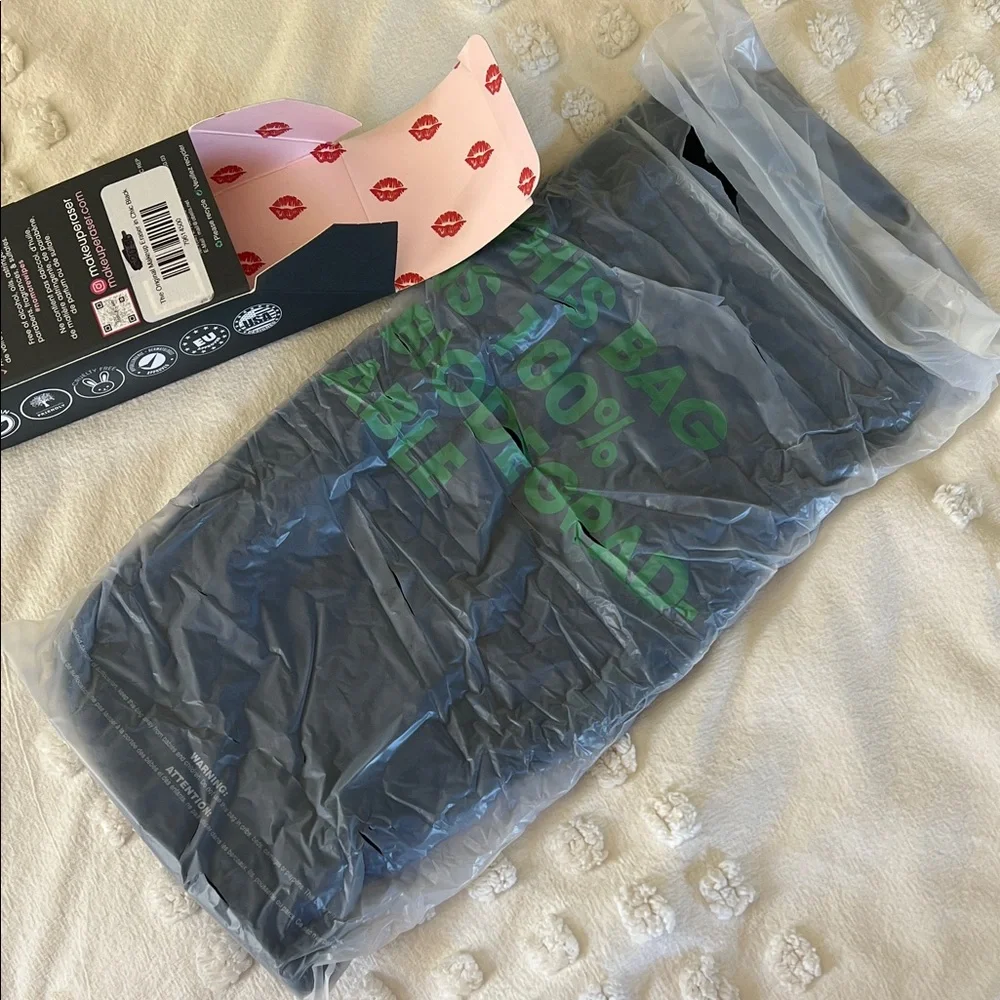 NWT Chic Black Makeup Eraser - Picture 6 of 7